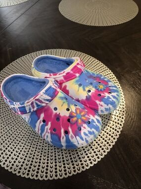 CROCS  Tie-Dye Fuzzy Lined Clogs with Flower Jibbitz - Pink/Blue/Yellow